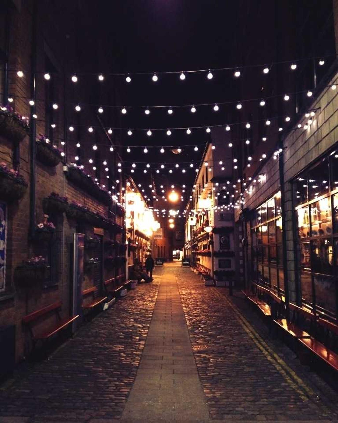Calle iluminada de noche, referencia de vigilancia urbana