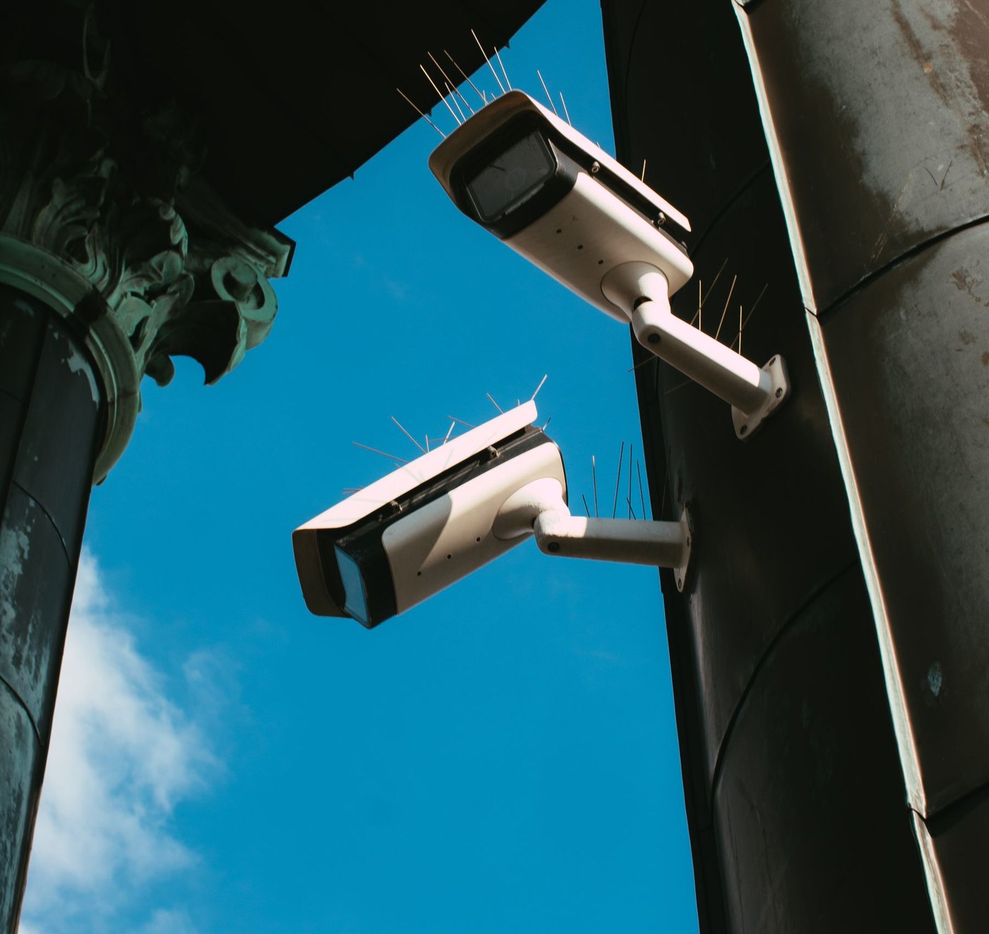 Dos cámaras de seguridad instaladas en la fachada de un edificio